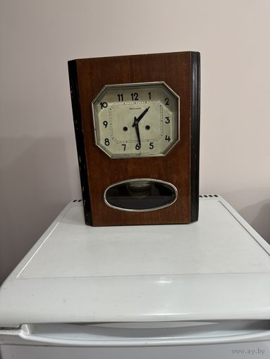 Часы настенные Янтарь с боем на ходу под реставрацию (бой не всегда срабатывает)