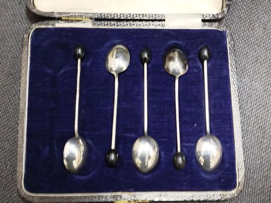 Ложечки маленькие кофейные,Англия ,с футляром,клейма