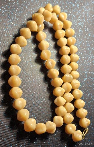 ВИНТАЖНЫЕ БУСЫ. "ТОПЛЕНОЕ МОЛОКО". ОПАЛОВОЕ СЛИВОЧНО-БЕЖЕВОЕ СТЕКЛО. СССР распродажа коллекции
