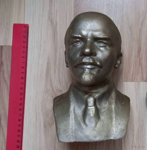 Бюст В.И.Ленина.Высота 22 см.Скульптор Н.Теплов