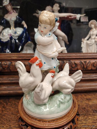 Девочка кормит кур редкая статуэтка минский завод состояние