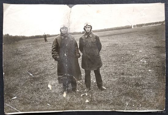 Фото на военном аэродроме. 11х16 см.