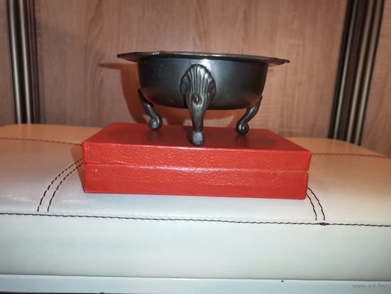 Тяжёлая, оловянная пепельница на ножках, высота 6.5 см., клеймо.