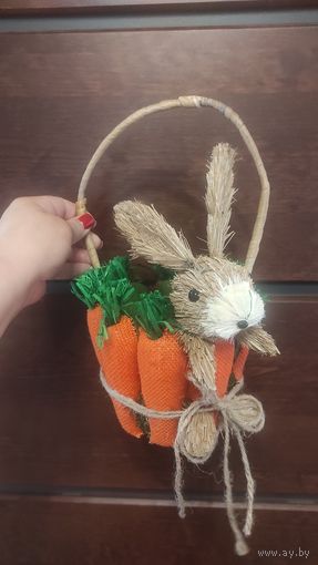 Очаровательная Пасхальная корзинка зайка с морковками. Отличное состояние. Приобрела таких 2 штуки, решила одну оставить а вторую продать. Высота 30 см, диаметр 15 см.
