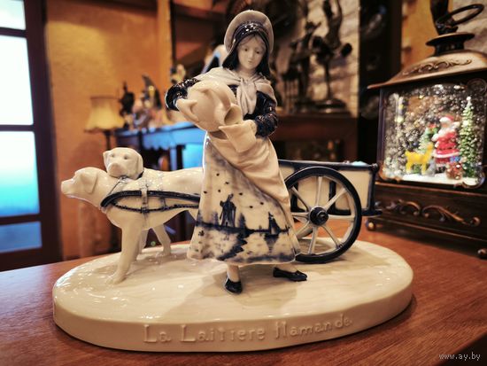 Красивая сюжетная фарфоровая статуэтка