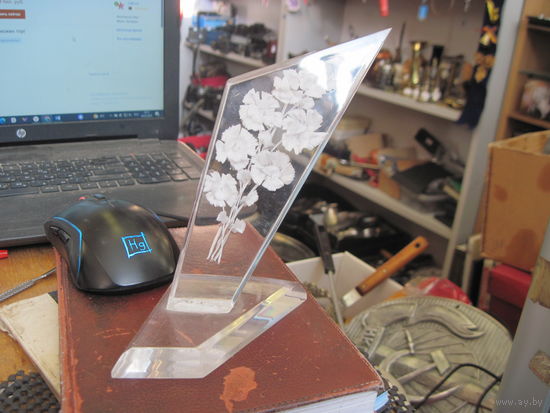 Настольный сувенир с цветами. Оргстекло. 16 см.