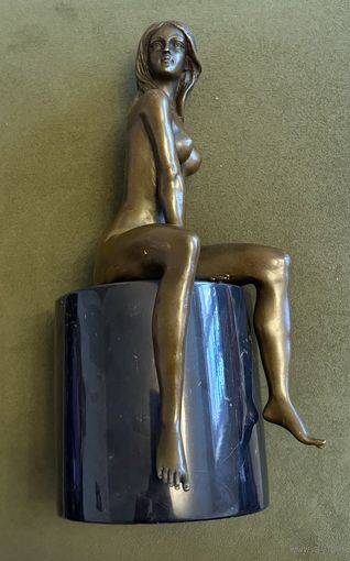 Бронзовая скульптура обнаженной женщины
