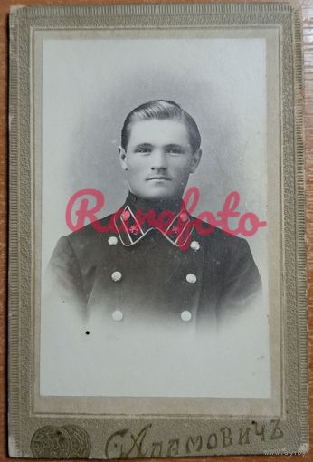 1900-е Визит-портрет служащий в форме юноша типаж ретро студийное фото фотограф С. Адамович Калуга