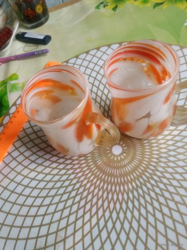 Кружки из цветного стекла.
