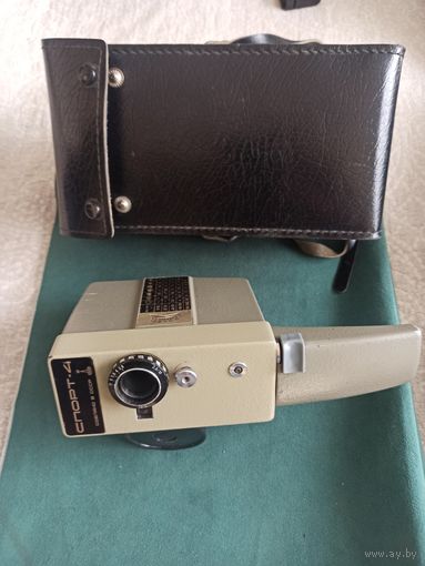 Советская любительская кинокамера Спорт-4, производившаяся на Ленинградском оптико-механическом объединении (ЛОМО) в 1970-х годах