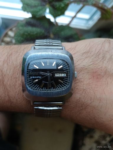 Часы Ракета Кварц , СССР черный циферблат, очень редкие, состояние