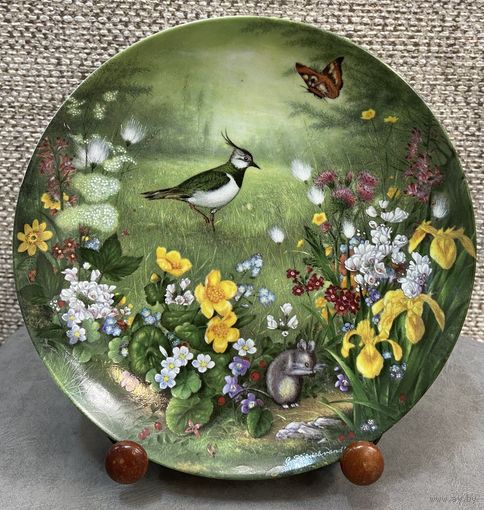 Декоративная тарелка Пробуждение на лугу. Furstenberg. Германия Из серии Удивительный мир лугов. 19.5 см.