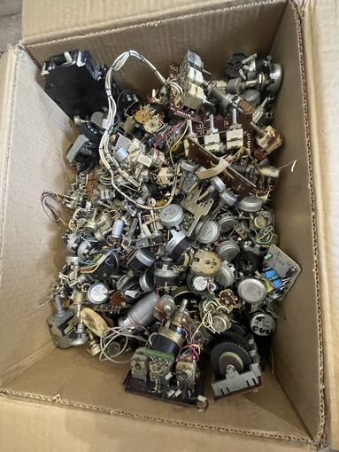 Радиодетали.Перемнные резисторы 7.5кг