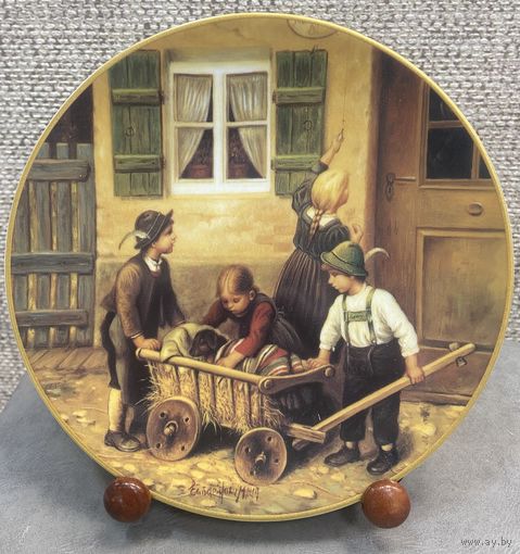 Фарфоровая настенная тарелка Vohenstrauss Johann Seltmann из серии Утерянные детские портреты Франца фон Дефреггера. 1995 год. 19.5 см.