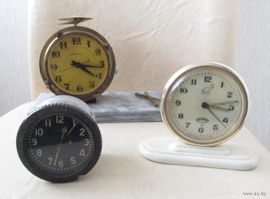 Все лоты с рубля.Часы настольные,одним лотом.