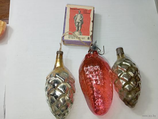 Игрушка на ёлку ,  Шишки , винтаж , стекло , СССР . С рубля