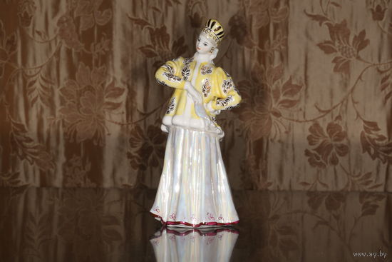 Фарфоровая статуэтка "Танцующая девушка, Плясунья Лебедушка" Дулево