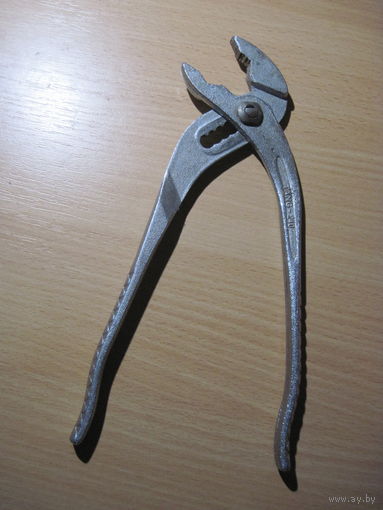 Плоскогубцы-клещи переставные.
