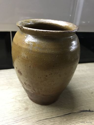 Старинный горшок.