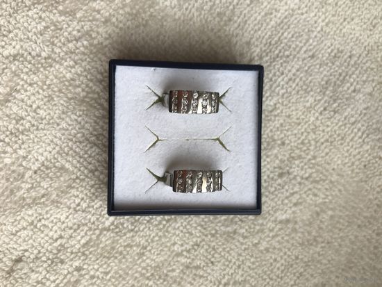 Серебряные серьги.