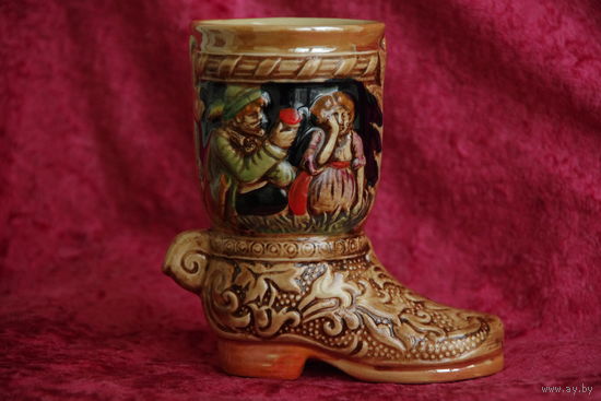 Статуэтка фарфоровая " Сапожок " высота 14 см ( целый )