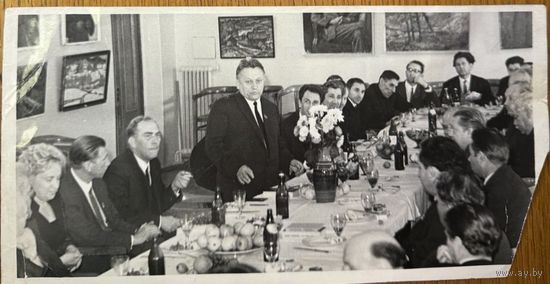 Фота Іван Шамякін адкрывае паседжанне... 24*12