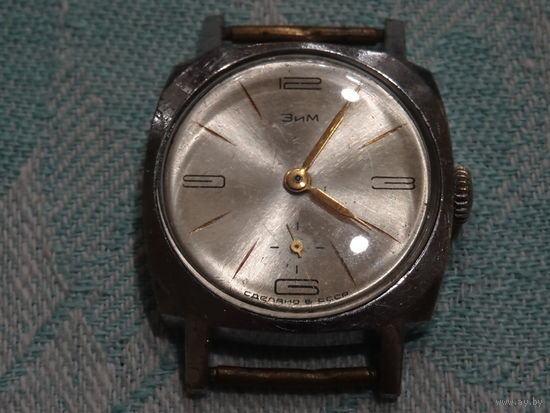 Часы  "ЗиМ" ,винтаж СССР, на ходу, мех.2602. Размер 3*3 см. Очень редкое оформление циферблата. Цвет -шампань.