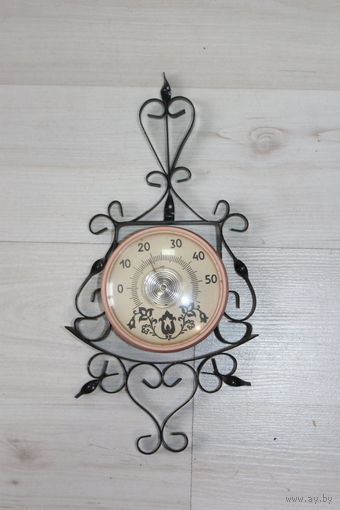 Барометр настенный, для измерения атмосферного давления, в рабочем состоянии.