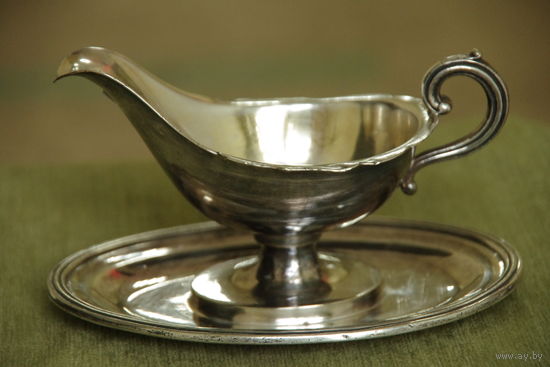 Соусник  литой , толстостенный с серебрением  ( 11,5 см х 18 см , высота 9,5 см )