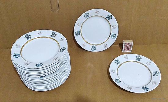 Тарелки, много