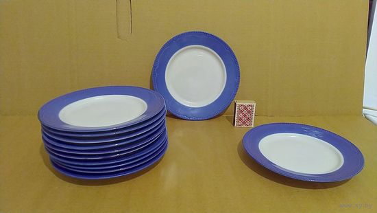 Тарелки, много