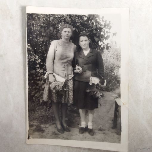 Фотография. История СССР в лицах. Две подруги у сирени. 1950-е. Винтаж. Мода.