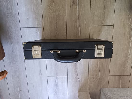 Старый чемодан 1989г., защёлки не работают, размер 45х33х9см.