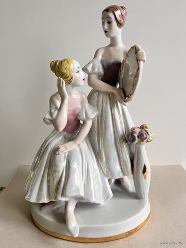 СТАТУЭТКА ФАРФОРОВАЯ  "БАЛЕРИНЫ ПЕРЕД ЗЕРКАЛОМ". БОЛЬШОЙ РАЗМЕР - 29*19*14 СМ. 1976-1991 ГОДА. КИЕВ. КЭКХЗ. УКРАИНА.  СМ.ФОТО И ОПИСАНИЕ.