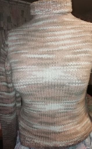 Свитерок из натуральных нежных шерстяных ниток, ручной вязки, 44 размер Свитер одет на маникен 46 размера. а.