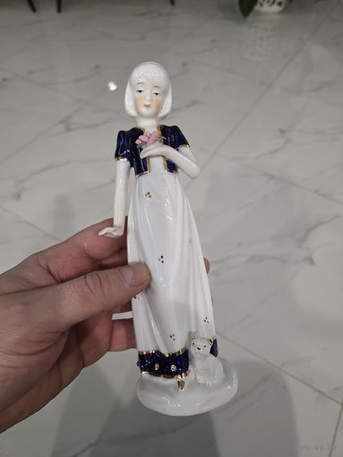 Фарфоровая статуэтка девушка с букетом