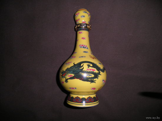 Фарфоровая жёлтая бутылка NIULANSHAN ERGUOTO с драконами,китайская гора Ниулань.С рубля.