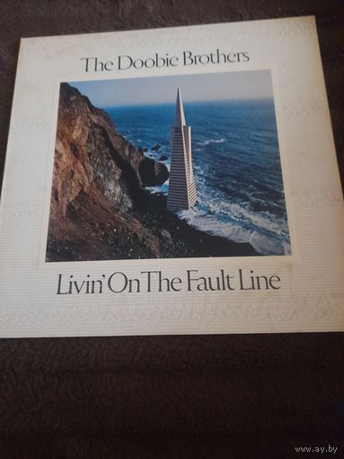 THE DOOBIE BROTHERS " LIVIN' ON THE FAULT LINE" 1977 LP JAPAN/USA WARNER P10326W  -NM/NM