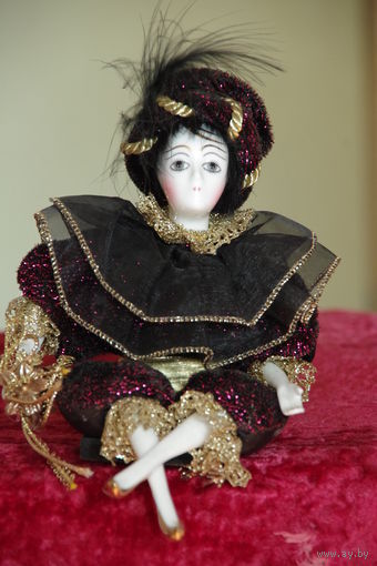 Кукла фарфоровая