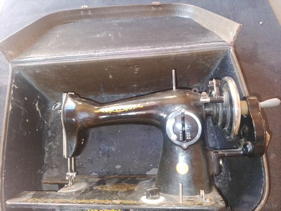 Кофр со старой машинкой для декора