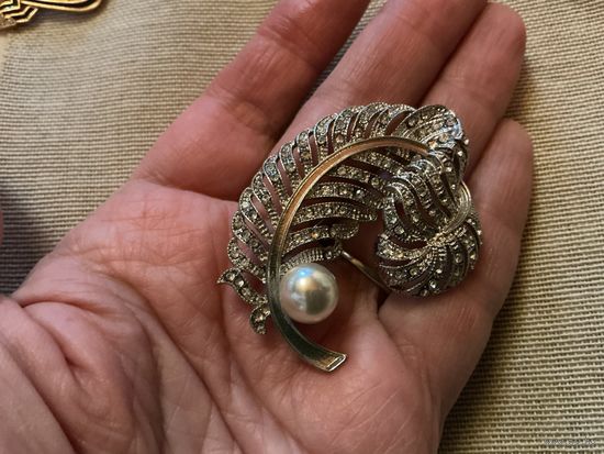Брошь Перышко жемчуг стразы Германия винтаж