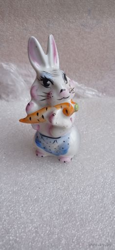 КОЛЛЕКЦИОННАЯ ФАРФОРОВАЯ СТАТУЭТКА ЗАЯЦ С МОРКОВКОЙ ДОБРУШ ОРИГИНАЛ  .  Распродажа Коллекции !!! . Экспресс  Аукцион не с рубля без МПЦ и прочего 3 ДНЯ  .Много лотов в продаже .