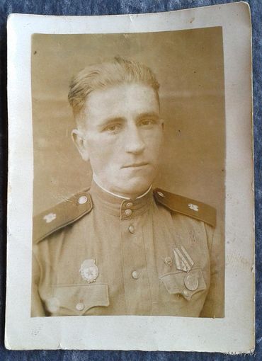 Фото военного с медалью. 1950 г.