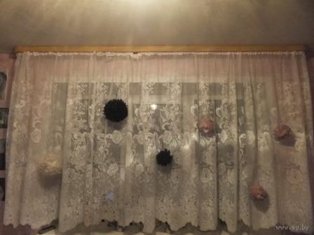 Потолочный карниз, бежевый, около 3х метров, трехструйный, много крокодильчиков, полный комплект, поворотники и т.д. Бу, в хорошем состоянии.