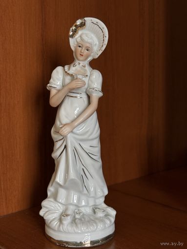 Фарфоровая статуэтка молодой дамы в струящемся белом платье и шляпке. Capodimonte