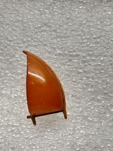 Брошь. Янтарь.