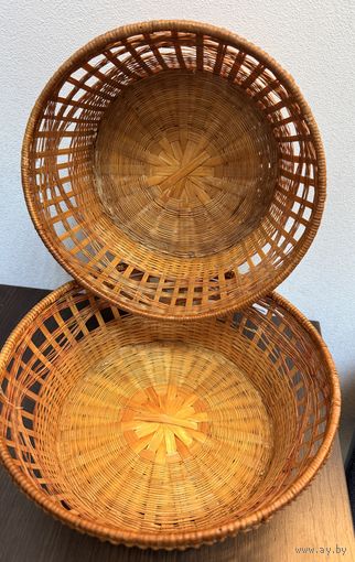 Набор из двух плетеных корзин.