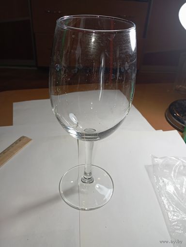 Винный бокал , 23 см. высота .