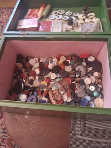 Шкатулка с пуговицами и др.