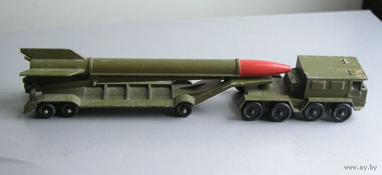 Автомобиль Ракетовоз с баллистической ракетой времен СССР